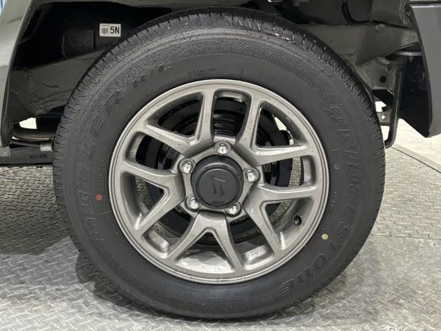 ジムニー XC 届出済未使用車 4WD スズキセーフティサポート 本革巻ステアリング オートエアコン 防汚タイプラゲッジフロア オートライト ヘッドランプウォッシャー 運転席・助手席エアバック 軽自動車(12枚目)