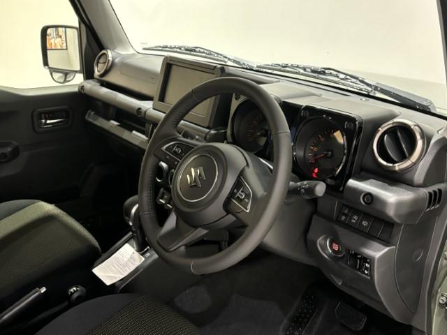 ジムニー XC 届出済未使用車 4WD スズキセーフティサポート 本革巻ステアリング オートエアコン 防汚タイプラゲッジフロア オートライト ヘッドランプウォッシャー 運転席・助手席エアバック 軽自動車(18枚目)