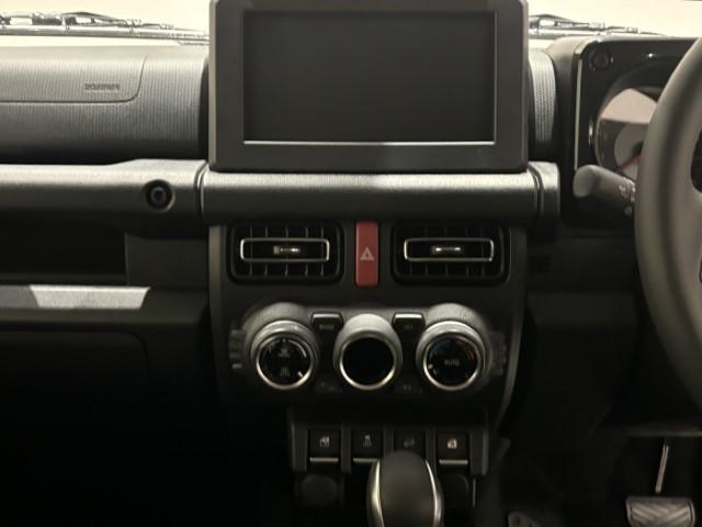 ジムニー XC 届出済未使用車 4WD スズキセーフティサポート 本革巻ステアリング オートエアコン 防汚タイプラゲッジフロア オートライト ヘッドランプウォッシャー 運転席・助手席エアバック 軽自動車(28枚目)