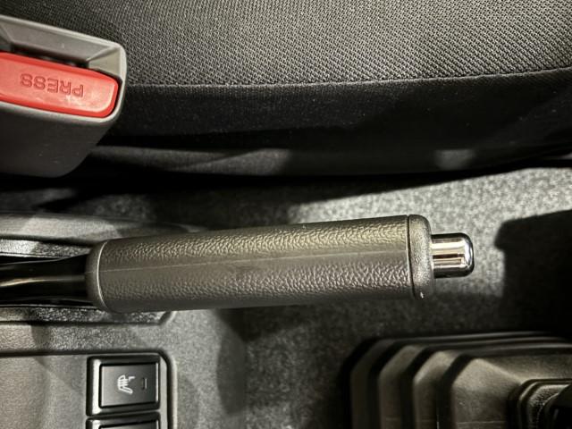 ジムニー XC 届出済未使用車 4WD スズキセーフティサポート 本革巻ステアリング オートエアコン 防汚タイプラゲッジフロア オートライト ヘッドランプウォッシャー 運転席・助手席エアバック 軽自動車(34枚目)