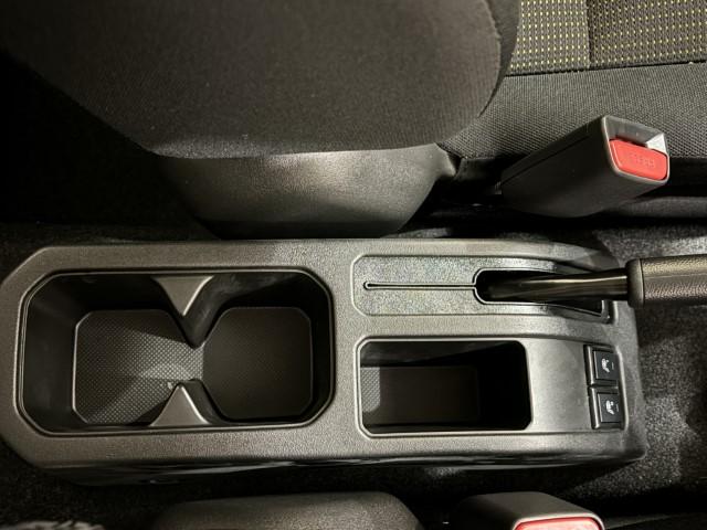 ジムニー XC 届出済未使用車 4WD スズキセーフティサポート 本革巻ステアリング オートエアコン 防汚タイプラゲッジフロア オートライト ヘッドランプウォッシャー 運転席・助手席エアバック 軽自動車(36枚目)