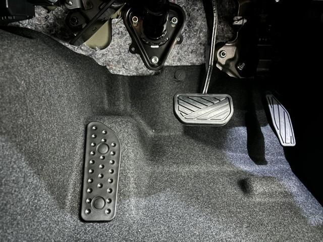 ジムニー XC 届出済未使用車 4WD スズキセーフティサポート 本革巻ステアリング オートエアコン 防汚タイプラゲッジフロア オートライト ヘッドランプウォッシャー 運転席・助手席エアバック 軽自動車(37枚目)