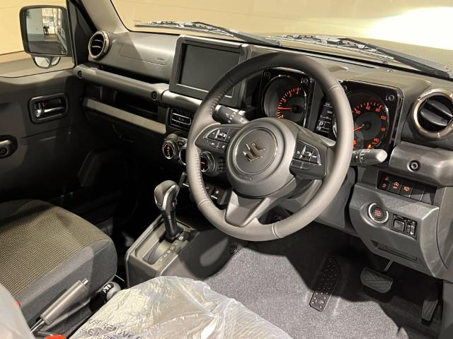 ジムニー ＸＣ　届出済未使用車　４ＷＤ　スズキセーフティサポート　本革巻ステアリング　オートエアコン　防汚タイプラゲッジフロア　オートライト　ヘッドランプウォッシャー　運転席・助手席エアバック　軽自動車（18枚目）