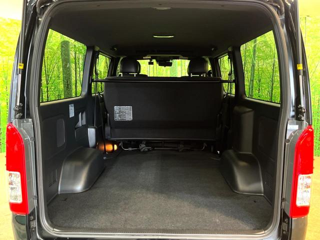 ハイエースバン スーパーＧＬ　ダークプライムＩＩ　ディーゼル　４ＷＤ　禁煙車　純正ナビ　全周囲カメラ　両側電動スライドドア　デジタルインナーミラー　ＥＴＣ　スマートキー　ＬＥＤヘッドライト　トヨタセーフティセンス　衝突軽減　車線逸脱防止（12枚目）