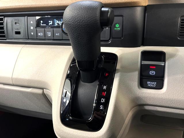 N-BOX ベースグレード 電動スライドドア 衝突被害軽減システム レーダークルーズ 禁煙車 コーナーセンサー スマートキー LEDヘッド オートハイビーム 車線逸脱警報 オートライト オートエアコン CD(45枚目)