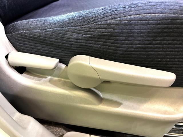 ワゴンR FXリミテッド スマートキー オートエアコン 純正14インチアルミ 純正オーディオ アームレスト シートリフター 電動格納ドアミラー バニティミラー 禁煙車(26枚目)