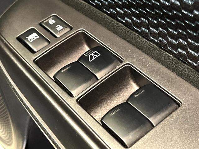 ノート Ｘ　ＳＤナビ　禁煙車　スマートキー　ＣＤ　ＤＶＤ再生　フルセグ　アイドリングストップ　シートリフター　電動格納ドアミラー（29枚目）