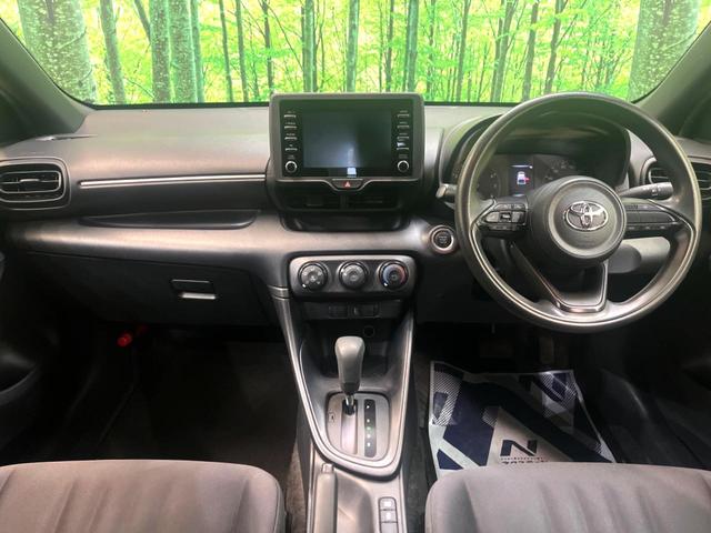 ヤリス Ｘ　純正ディスプレイオーディオナビキット付き　バックカメラ　衝突被害軽減システム　禁煙車　ＡｐｐｌｅＣａｒＰｌａｙ　スマートキー　ＥＴＣ　オートライト　Ｂｌｕｅｔｏｏｔｈ　クリアランスソナー（2枚目）