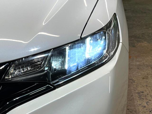 【ＬＥＤヘッドライト】悪天候や夜間走行時も良好な視界を確保し安心して運転できる高輝度ＬＥＤヘッドライトを装備！点灯速度が早く、消費電力も抑えられています。