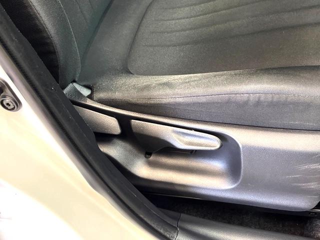 ヤリス ハイブリッドＸ　純正ナビ付ディスプレイオーディオ　バックカメラ　衝突被害軽減システム　レーダークルーズ　禁煙車　ビルトインＥＴＣ　オートハイビーム　車線逸脱警報　オートライト　ＡｐｐｌｅＣａｒＰｌａｙ（32枚目）