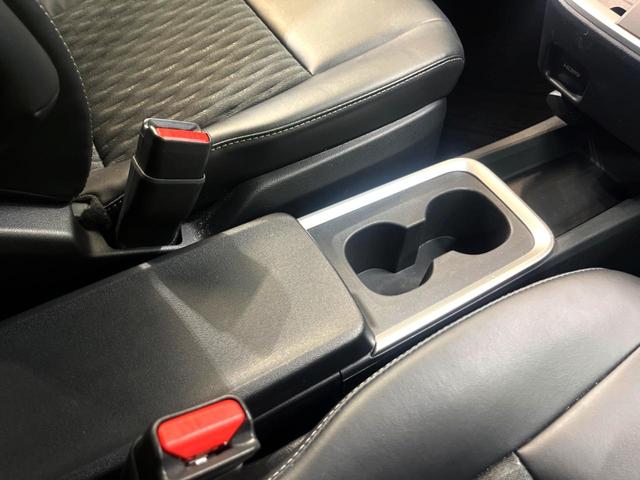 ノア ハイブリッドＳ－Ｚ　快適利便ＰＫＧ　１０．５型ナビ　全周囲カメラ　後席モニター　ユニバーサルステップ　三眼ＬＥＤヘッドライト　両側電動スライドドア　ドライバーモニター　パワーバックドア　シートヒーター（77枚目）