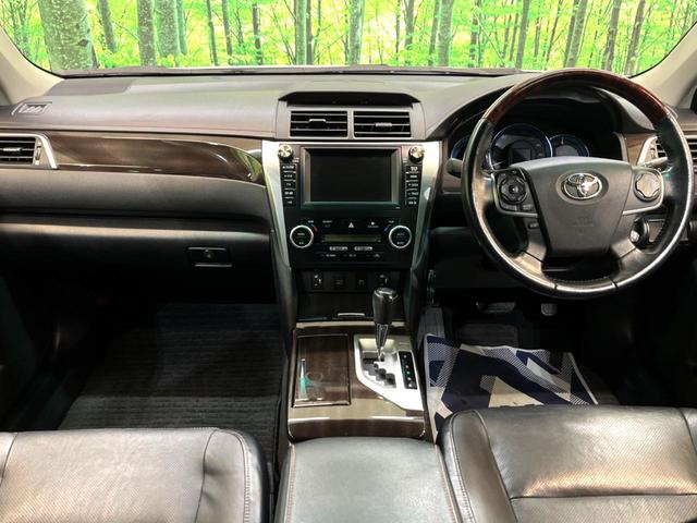 カムリ ハイブリッド　レザーパッケージ　純正ＨＤＤナビ　バックカメラ　黒本革シート　純正ＥＴＣ　シートヒーター　クルーズコントロール　スマートキー　ＨＩＤヘッドライト　ウッドコンビステアリング　フルセグＴＶ　オートライト（2枚目）