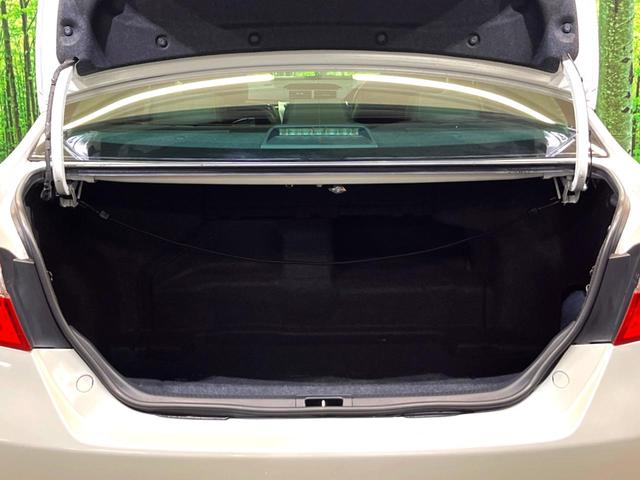 カムリ ハイブリッド　レザーパッケージ　純正ＨＤＤナビ　バックカメラ　黒本革シート　純正ＥＴＣ　シートヒーター　クルーズコントロール　スマートキー　ＨＩＤヘッドライト　ウッドコンビステアリング　フルセグＴＶ　オートライト（12枚目）