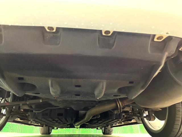 カムリ ハイブリッド　レザーパッケージ　純正ＨＤＤナビ　バックカメラ　黒本革シート　純正ＥＴＣ　シートヒーター　クルーズコントロール　スマートキー　ＨＩＤヘッドライト　ウッドコンビステアリング　フルセグＴＶ　オートライト（17枚目）