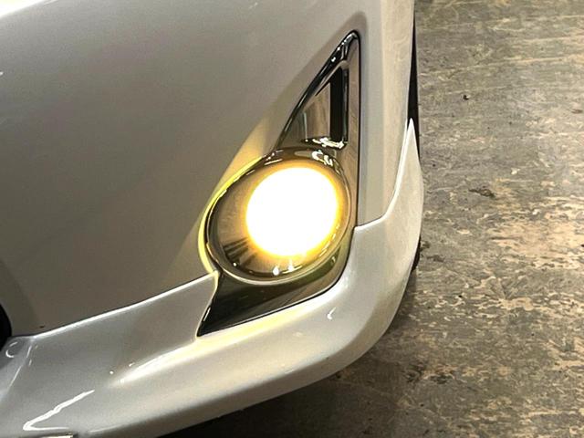 カムリ ハイブリッド　レザーパッケージ　純正ＨＤＤナビ　バックカメラ　黒本革シート　純正ＥＴＣ　シートヒーター　クルーズコントロール　スマートキー　ＨＩＤヘッドライト　ウッドコンビステアリング　フルセグＴＶ　オートライト（29枚目）