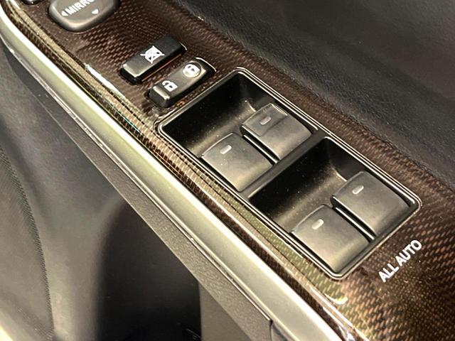 カムリ ハイブリッド　レザーパッケージ　純正ＨＤＤナビ　バックカメラ　黒本革シート　純正ＥＴＣ　シートヒーター　クルーズコントロール　スマートキー　ＨＩＤヘッドライト　ウッドコンビステアリング　フルセグＴＶ　オートライト（32枚目）