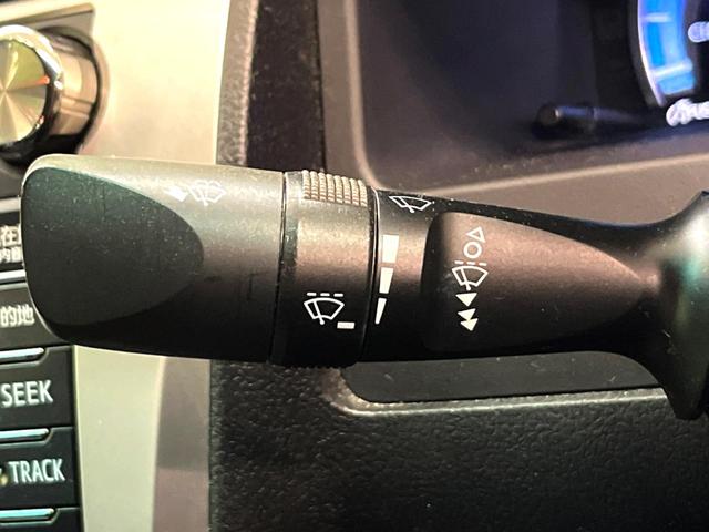 カムリ ハイブリッド　レザーパッケージ　純正ＨＤＤナビ　バックカメラ　黒本革シート　純正ＥＴＣ　シートヒーター　クルーズコントロール　スマートキー　ＨＩＤヘッドライト　ウッドコンビステアリング　フルセグＴＶ　オートライト（41枚目）