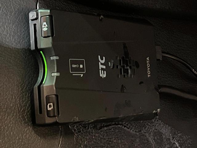 カムリ ハイブリッド　レザーパッケージ　純正ＨＤＤナビ　バックカメラ　黒本革シート　純正ＥＴＣ　シートヒーター　クルーズコントロール　スマートキー　ＨＩＤヘッドライト　ウッドコンビステアリング　フルセグＴＶ　オートライト（43枚目）