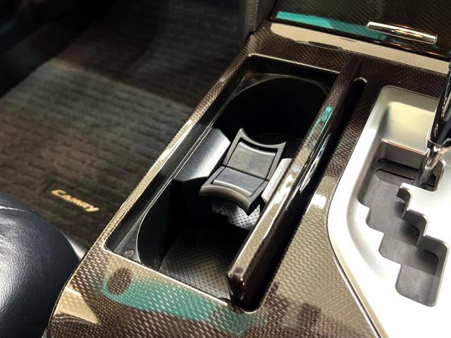 カムリ ハイブリッド　レザーパッケージ　純正ＨＤＤナビ　バックカメラ　黒本革シート　純正ＥＴＣ　シートヒーター　クルーズコントロール　スマートキー　ＨＩＤヘッドライト　ウッドコンビステアリング　フルセグＴＶ　オートライト（50枚目）