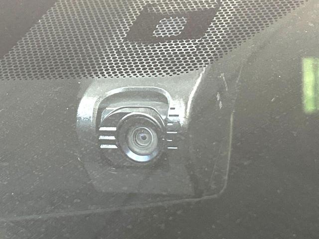 ヴォクシー ZS 煌 純正10型ナビ 後席モニター 両側電動スライド トヨタセーフティセンス クルーズコントロール 衝突軽減 車線逸脱防止 クリアランスソナー バックカメラ ETC LEDヘッドライト 本革巻きステアリング(8枚目)