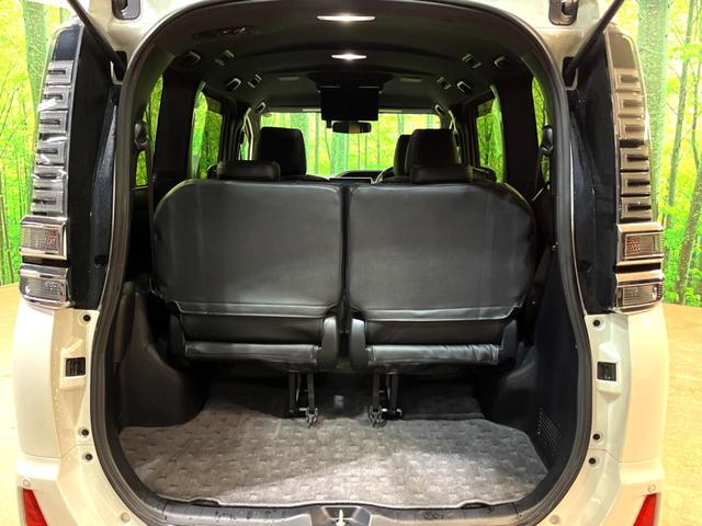 ヴォクシー ZS 煌 純正10型ナビ 後席モニター 両側電動スライド トヨタセーフティセンス クルーズコントロール 衝突軽減 車線逸脱防止 クリアランスソナー バックカメラ ETC LEDヘッドライト 本革巻きステアリング(29枚目)