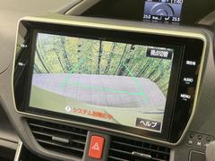 【バックカメラ】駐車時に後方がリアルタイム映像で確認できます。大型商業施設や立体駐車場での駐車時や、夜間のバック時に大活躍！運転スキルに関わらず、今や必須となった装備のひとつです！ 5