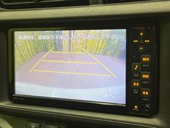 【バックカメラ】駐車時に後方がリアルタイム映像で確認できます。大型商業施設や立体駐車場での駐車時や、夜間のバック時に大活躍！運転スキルに関わらず、今や必須となった装備のひとつです！ 4