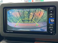 【バックカメラ】駐車時に後方がリアルタイム映像で確認できます。大型商業施設や立体駐車場での駐車時や、夜間のバック時に大活躍！運転スキルに関わらず、今や必須となった装備のひとつです！ 4