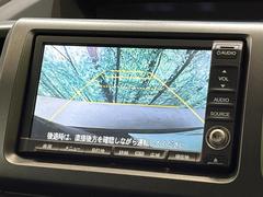 【バックカメラ】駐車時に後方がリアルタイム映像で確認できます。大型商業施設や立体駐車場での駐車時や、夜間のバック時に大活躍！運転スキルに関わらず、今や必須となった装備のひとつです！ 4