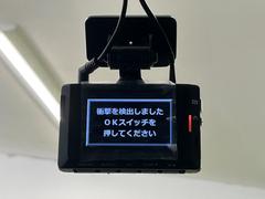 【ドライブレコーダー】安心・安全なカーライフに必須のドライブレコーダーを装備！走行中はもちろん、あおり運転や事故に遭遇した際の状況も映像で記録し、万一のリスクに備えます。 6