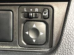 【電動格納ミラー】サイドミラーは電動格納式となっており、狭い駐車場でもキズがつくリスクを抑えられます。 6