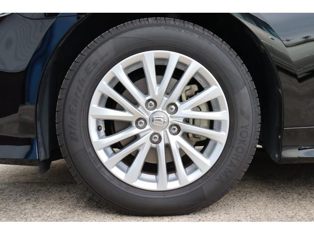 クラウンハイブリッド ロイヤルサルーン　法人ワンオーナー　後期モデル　衝突被害軽減ブレーキ　車線逸脱警報　ステアリングヒーター　シートヒーター　ＬＥＤヘッドライト　パワーシート　純正１６インチホイール　後席３面スモークフィルム施工済み（15枚目）