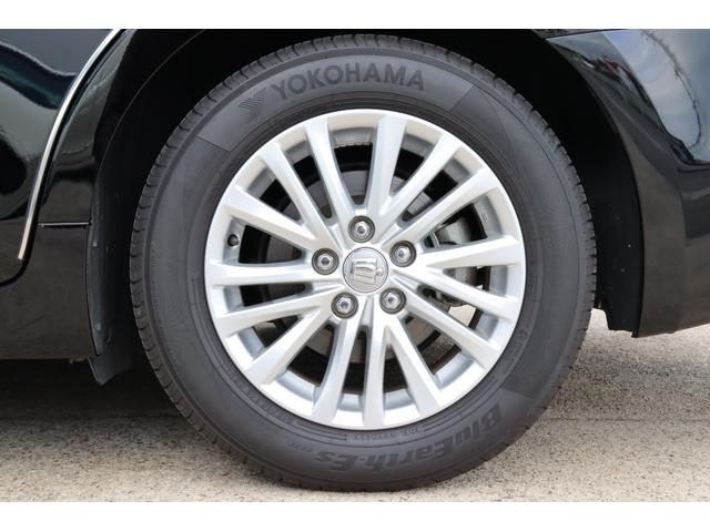 クラウンハイブリッド ロイヤルサルーン　法人ワンオーナー　後期モデル　衝突被害軽減ブレーキ　車線逸脱警報　ステアリングヒーター　シートヒーター　ＬＥＤヘッドライト　パワーシート　純正１６インチホイール　後席３面スモークフィルム施工済み（16枚目）