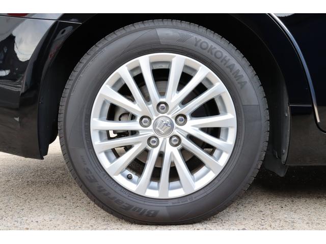 クラウンハイブリッド ロイヤルサルーン　法人ワンオーナー　後期モデル　衝突被害軽減ブレーキ　車線逸脱警報　ステアリングヒーター　シートヒーター　ＬＥＤヘッドライト　パワーシート　純正１６インチホイール　後席３面スモークフィルム施工済み（17枚目）