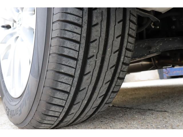 クラウンハイブリッド ロイヤルサルーン　法人ワンオーナー　後期モデル　衝突被害軽減ブレーキ　車線逸脱警報　ステアリングヒーター　シートヒーター　ＬＥＤヘッドライト　パワーシート　純正１６インチホイール　後席３面スモークフィルム施工済み（21枚目）