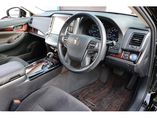 クラウンハイブリッド ロイヤルサルーン　法人ワンオーナー　後期モデル　衝突被害軽減ブレーキ　車線逸脱警報　ステアリングヒーター　シートヒーター　ＬＥＤヘッドライト　パワーシート　純正１６インチホイール　後席３面スモークフィルム施工済み（24枚目）