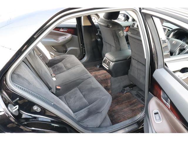 クラウンハイブリッド ロイヤルサルーン　法人ワンオーナー　後期モデル　衝突被害軽減ブレーキ　車線逸脱警報　ステアリングヒーター　シートヒーター　ＬＥＤヘッドライト　パワーシート　純正１６インチホイール　後席３面スモークフィルム施工済み（26枚目）