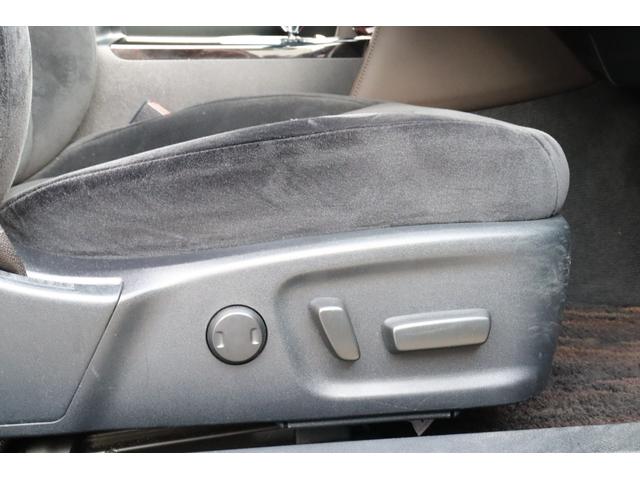 クラウンハイブリッド ロイヤルサルーン　法人ワンオーナー　後期モデル　衝突被害軽減ブレーキ　車線逸脱警報　ステアリングヒーター　シートヒーター　ＬＥＤヘッドライト　パワーシート　純正１６インチホイール　後席３面スモークフィルム施工済み（29枚目）