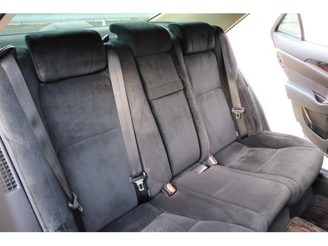 クラウンハイブリッド ロイヤルサルーン　法人ワンオーナー　後期モデル　衝突被害軽減ブレーキ　車線逸脱警報　ステアリングヒーター　シートヒーター　ＬＥＤヘッドライト　パワーシート　純正１６インチホイール　後席３面スモークフィルム施工済み（32枚目）