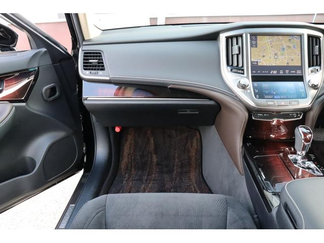 クラウンハイブリッド ロイヤルサルーン　法人ワンオーナー　後期モデル　衝突被害軽減ブレーキ　車線逸脱警報　ステアリングヒーター　シートヒーター　ＬＥＤヘッドライト　パワーシート　純正１６インチホイール　後席３面スモークフィルム施工済み（44枚目）