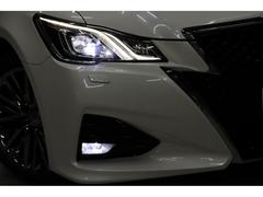 【純正ＬＥＤヘッドランプ＆ＬＥＤフォグランプ】先行車や対向車を検知し、光軸の方向を制御して先行車や対向車にハイビームを当てないようにする、「アダプティブハイビームシステム」が備わります。 3