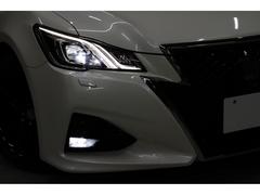 【純正ＬＥＤヘッドランプ＆ＬＥＤフォグランプ】先行車や対向車を検知し、光軸の方向を制御して先行車や対向車にハイビームを当てないようにする、「アダプティブハイビームシステム」が備わります。 3