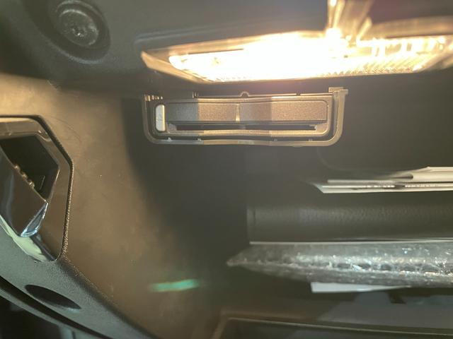 Ｖ４０ クロスカントリー　Ｄ４　サマム　純正ＨＤＤナビ　ＣＤ　ＤＶＤ　ＭＳＶ　バックカメラ　ＥＴＣ　衝突軽減ブレーキ　クルーズコントロール　本革シート　パワーシート　シートヒーター　スマートキー　ＬＥＤライト　純正１７インチアルミ　買取車（6枚目）