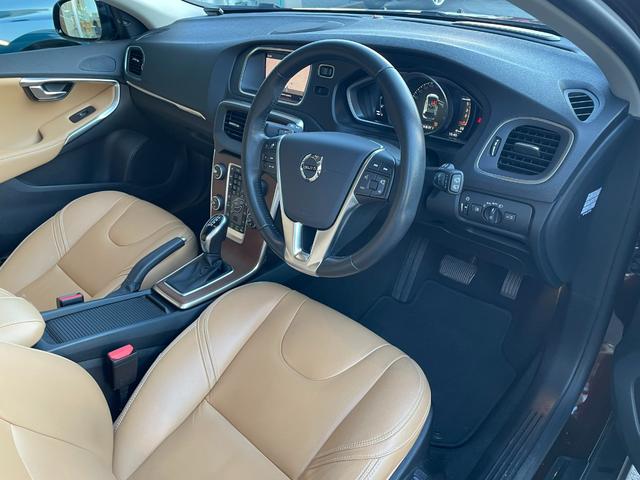 Ｖ４０ クロスカントリー　Ｄ４　サマム　純正ＨＤＤナビ　ＣＤ　ＤＶＤ　ＭＳＶ　バックカメラ　ＥＴＣ　衝突軽減ブレーキ　クルーズコントロール　本革シート　パワーシート　シートヒーター　スマートキー　ＬＥＤライト　純正１７インチアルミ　買取車（10枚目）