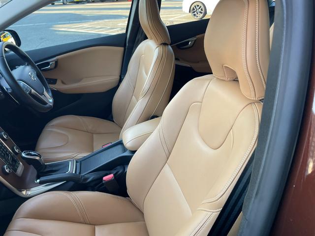 Ｖ４０ クロスカントリー　Ｄ４　サマム　純正ＨＤＤナビ　ＣＤ　ＤＶＤ　ＭＳＶ　バックカメラ　ＥＴＣ　衝突軽減ブレーキ　クルーズコントロール　本革シート　パワーシート　シートヒーター　スマートキー　ＬＥＤライト　純正１７インチアルミ　買取車（15枚目）