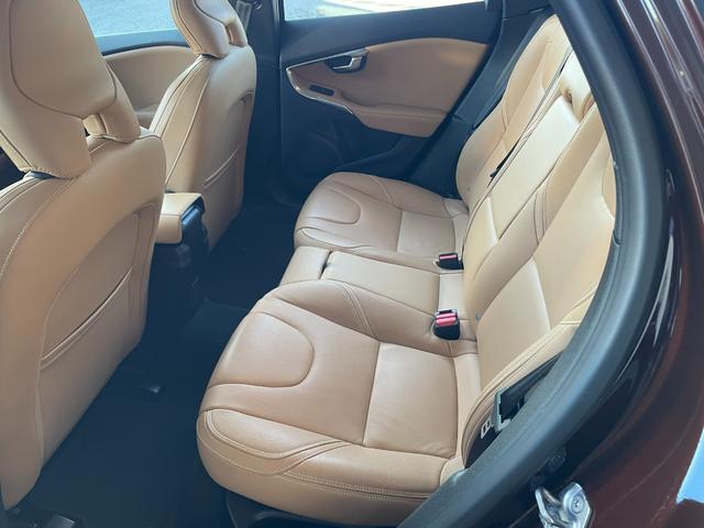 Ｖ４０ クロスカントリー　Ｄ４　サマム　純正ＨＤＤナビ　ＣＤ　ＤＶＤ　ＭＳＶ　バックカメラ　ＥＴＣ　衝突軽減ブレーキ　クルーズコントロール　本革シート　パワーシート　シートヒーター　スマートキー　ＬＥＤライト　純正１７インチアルミ　買取車（17枚目）