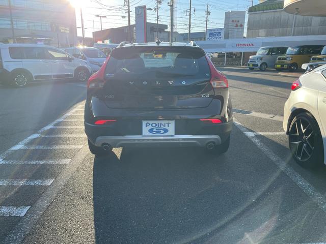 Ｖ４０ クロスカントリー　Ｄ４　サマム　純正ＨＤＤナビ　ＣＤ　ＤＶＤ　ＭＳＶ　バックカメラ　ＥＴＣ　衝突軽減ブレーキ　クルーズコントロール　本革シート　パワーシート　シートヒーター　スマートキー　ＬＥＤライト　純正１７インチアルミ　買取車（21枚目）