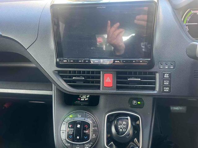 ヴォクシー ハイブリッドＶ　ｘ９　アルパインナビ　ドライブレコーダー　ＥＴＣ　オートクルーズコントロール　両側電動スライドドア　ＬＥＤヘッドランプ　スマートキー　シートヒーター　３列シート　ＣＶＴ　アルミホイール（2枚目）