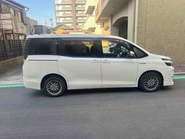 ヴォクシー ハイブリッドＶ　ｘ９　アルパインナビ　ドライブレコーダー　ＥＴＣ　オートクルーズコントロール　両側電動スライドドア　ＬＥＤヘッドランプ　スマートキー　シートヒーター　３列シート　ＣＶＴ　アルミホイール（14枚目）