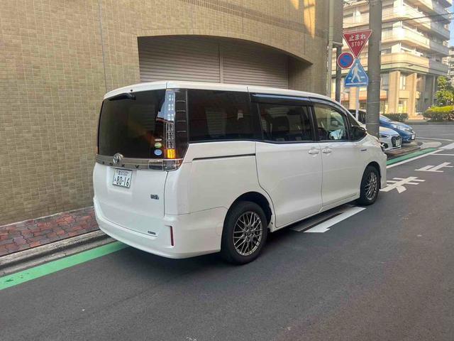ヴォクシー ハイブリッドＶ　ｘ９　アルパインナビ　ドライブレコーダー　ＥＴＣ　オートクルーズコントロール　両側電動スライドドア　ＬＥＤヘッドランプ　スマートキー　シートヒーター　３列シート　ＣＶＴ　アルミホイール（15枚目）